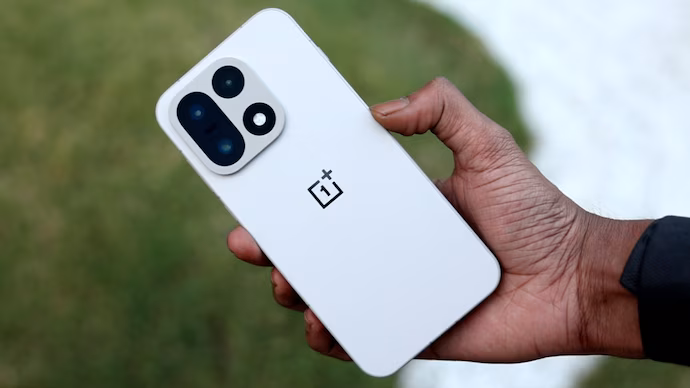 OnePlus 15 Review In 9 Points: Big Performance, Bigger Battery, But Is It Enough? 1 OnePlus 15 review in 9 points: Big performance, bigger battery, but is it enough?