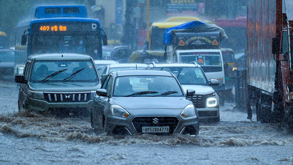 Advisory Issued As Waterlogging Brings Delhi, Gurugram Traffic To Crawl; Check Affected Areas 14 Advisory issued as waterlogging brings Delhi, Gurugram traffic to crawl; Check affected areas