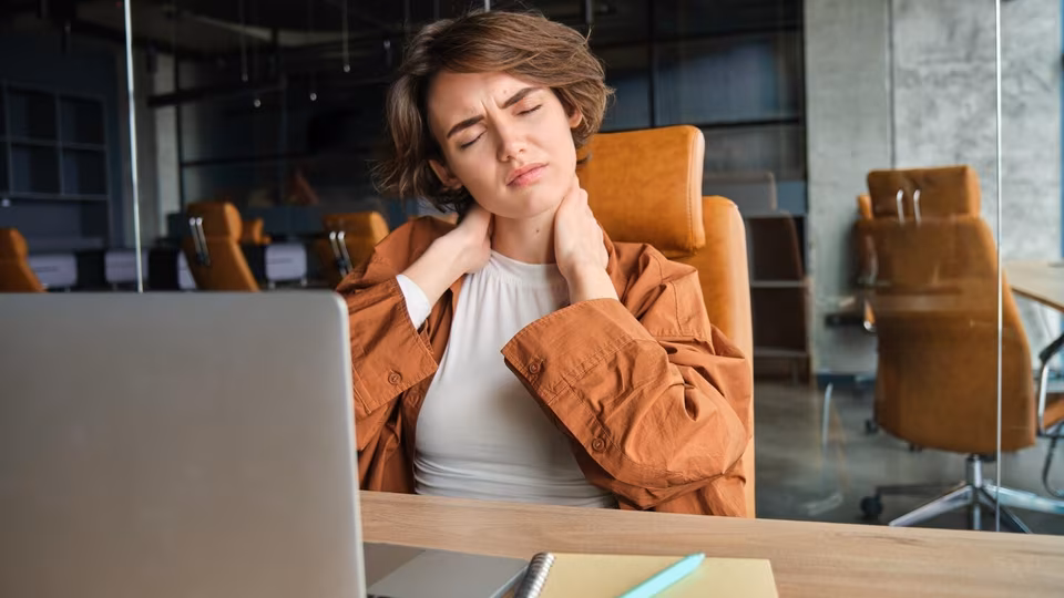 Neck pain after hours on your laptop? Spine surgeon suggests simple workspace changes that may help