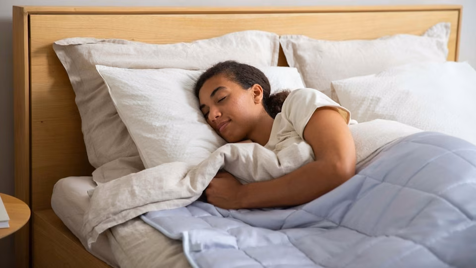 Which sleeping position is healthier for your spine? Surgeon explains the pros and cons of sleeping on your back and side 39 Which sleeping position is healthier for your spine? Surgeon explains the pros and cons of sleeping on your back and side
